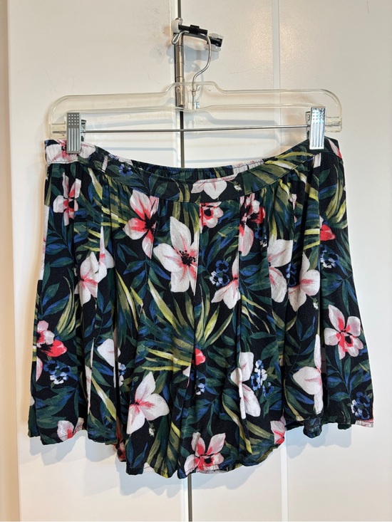 Hollister Pants - Hollister Tropical Floral Print Flowy Shorts. Size M
